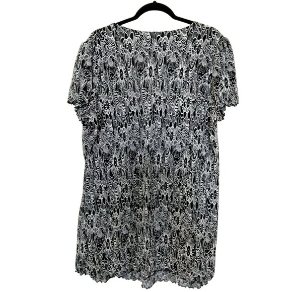 Notations Woman Plus Size 3X Black & White Floral Print Blouse With Button Detai - Picture 9 of 11